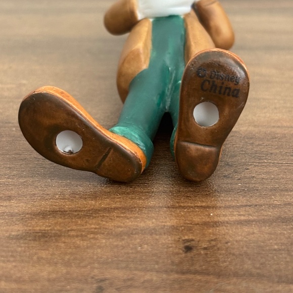 VINTAGE Disney GOOFY CAROLING Christmas Tree Ornament Ceramic Holding Book Sing - Picture 2 of 11